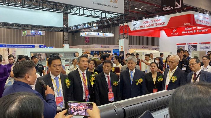 Các đại diện đi tham quan khu vực trưng bày tại Vietnam PrintPack 2025
