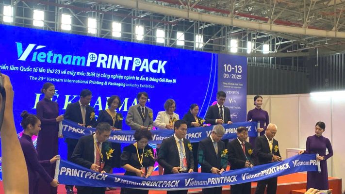 Các đại diện đi tham quan khu vực trưng bày tại Vietnam PrintPack 2025