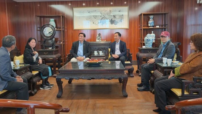 Trao doi voi chu tich cong ty Kelly Robot