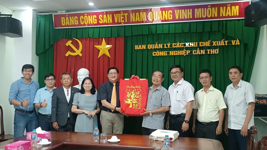 HAuA thúc đẩy hợp tác công nghệ tự động hóa trong nông nghiệp cùng Hội Cơ khí Tự động hóa Cần Thơ 4 Đại diện 2 hội chụp ảnh lưu niệm