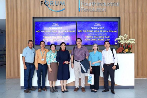 HAuA hợp tác SHTP đào tạo tự động hóa, robot chuẩn quốc tế 3 Ban thuong vu HAUA va Ban Lanh dao TT Dao tao KCNC HCMC