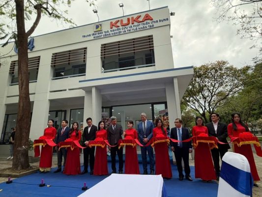 Cắt băng khai mạc