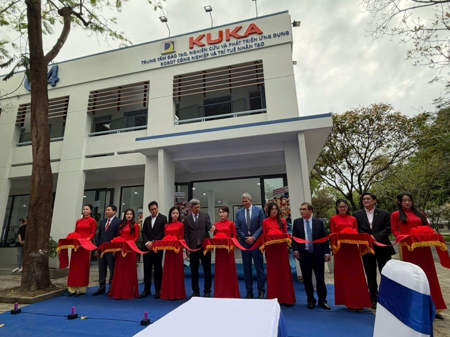 Cắt băng khai mạc trung tâm Robot & AI