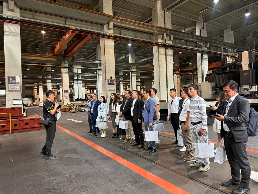 Đoàn doanh nghiệp Việt Nam đi tham quan nhà máy HARTFORD