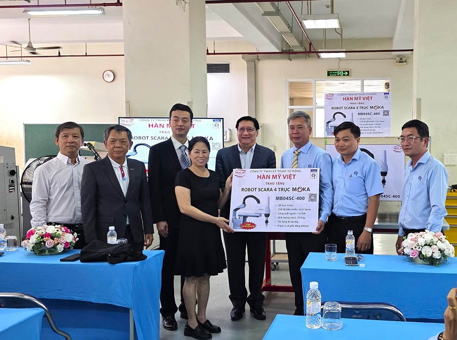 HMV trao tặng robot cho Trường Cao Thắng