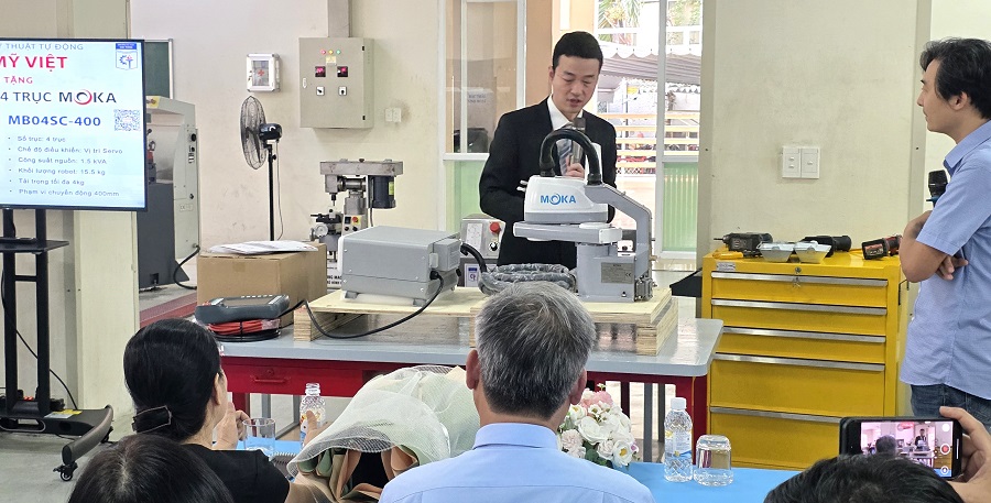 Ông Lucas Tian giới thiệu Robot SCARA