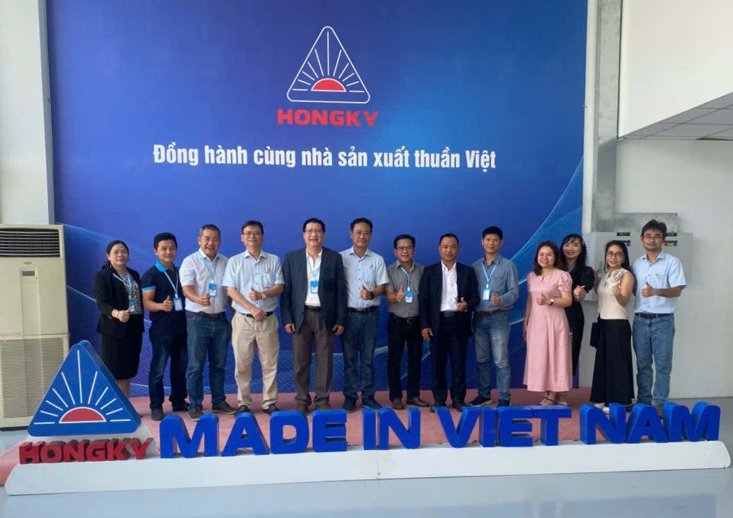 HAuA tham quan Hồng Ký, cập nhật xu hướng sản xuất hiện đại 1 Đoàn Hội Tự động hóa TP.HCM chụp hình lưu niệm với Ban Lãnh đạo Công ty Cơ khí Hồng Ký
