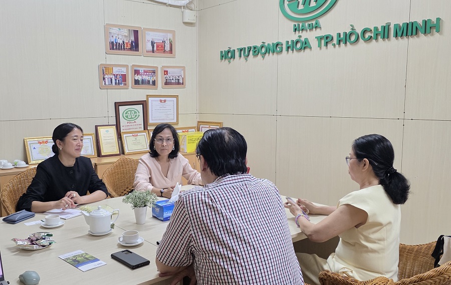 Mở rộng cơ hội kết nối chuyên gia quốc tế từ chương trình SES (Đức) 1 Bà Regina Damsa-Ard (ngoài cùng bên trái) – Quản lý dự án khu vực châu Á của SES giới thiệu về mô hình kết nối chuyên gia của CHLB Đức.