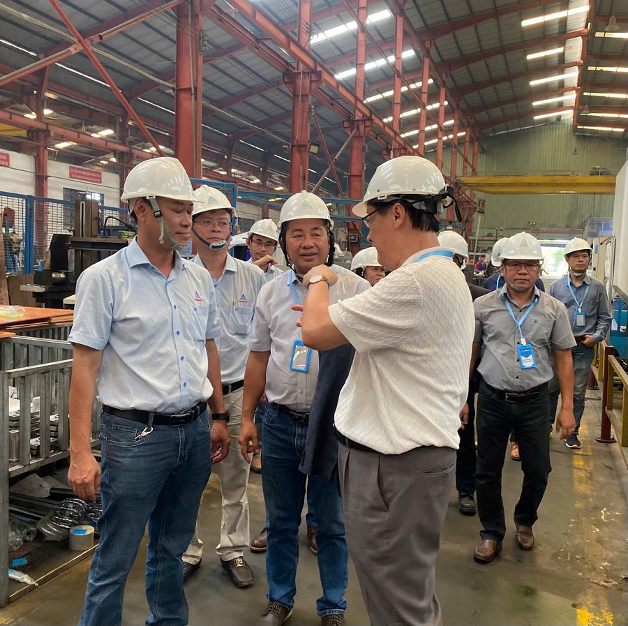 HAuA tham quan Hồng Ký, cập nhật xu hướng sản xuất hiện đại 6 Đoàn HAuA đã tham quan khu vực các cụm máy CNC và robot phục vụ công đoạn sản xuất trục motor.