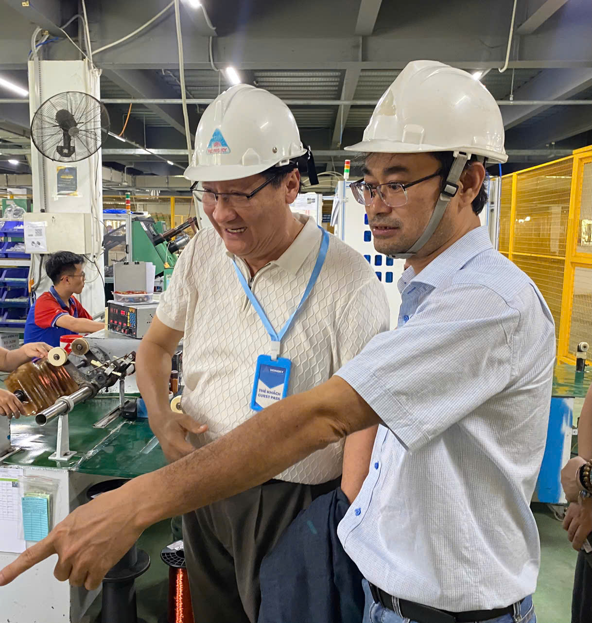 HAuA tham quan Hồng Ký, cập nhật xu hướng sản xuất hiện đại 5 PGS.TS. Lê Hoài Quốc – Chủ tịch Hội tham quan chuyền sản xuất động cơ điện & máy bơm nước với hệ thống quấn dây & vô dây tự động.