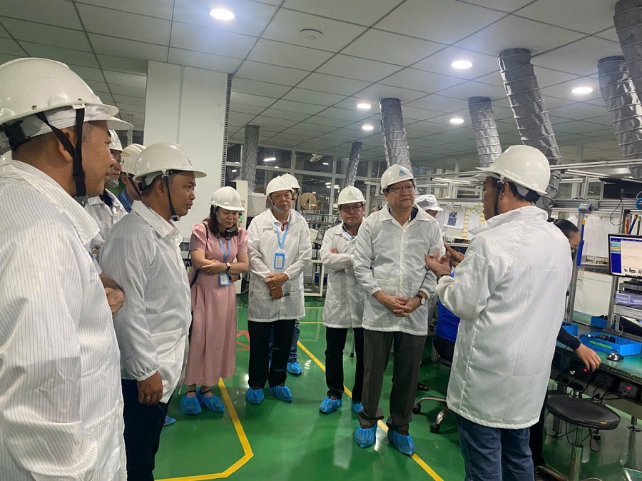 HAuA tham quan Hồng Ký, cập nhật xu hướng sản xuất hiện đại 4 Đoàn doanh nghiệp HAuA đã tham quan khu vực dây chuyền lắp ráp bo mạch tự động bằng robot cùng với khu vực lắp ráp linh kiện.