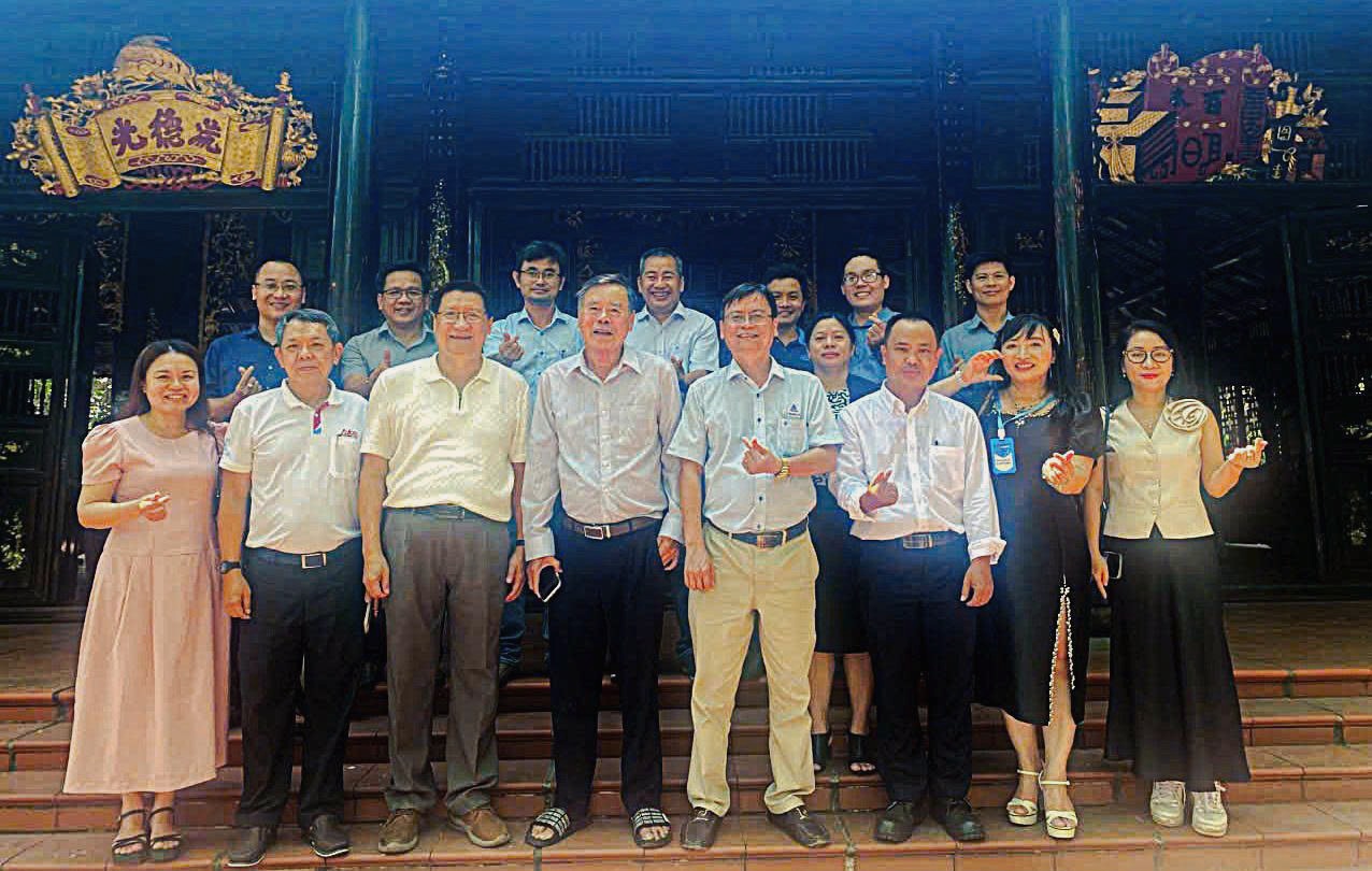 HAuA tham quan Hồng Ký, cập nhật xu hướng sản xuất hiện đại 7 Đoàn Hội Tự động hóa TP.HCM chụp hình cùng ông Dương Văn Mỹ - người sáng lập công ty Cơ Khí Hồng Ký (người thứ 4 từ trái qua)