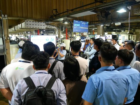 Diễn giả cùng các đại diện doanh nghiệp tham quan thực tế nhà máy của Maruei Việt Nam