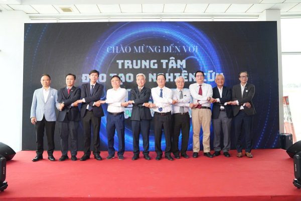 Đại biểu tham dự chúc mừng Lễ ra mắt Trung tâm Đào tạo và Nghiên cứu CITARES