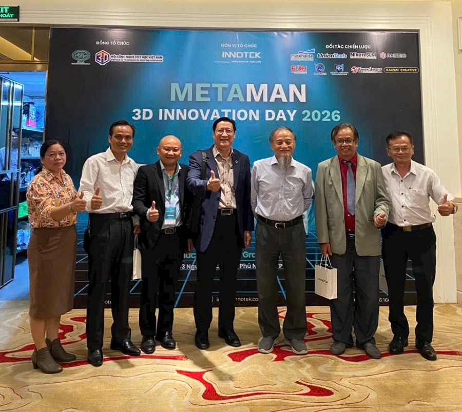 PGS.TS. Lê Hoài Quốc – Chủ tịch HAuA cùng TS. Đậu Văn Huân - CEO Vinnotek chụp hình lưu niệm.