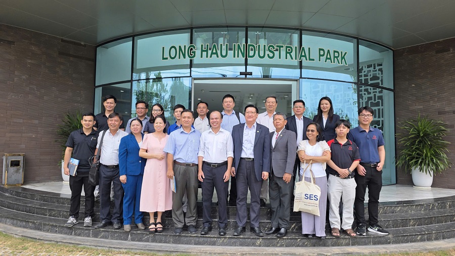 Đại diện KCN Long Hậu cùng một số doanh nghiệp chụp hình lưu niệm