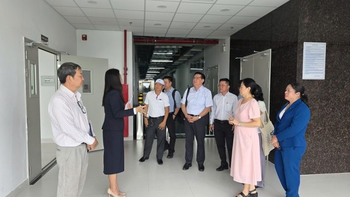 Đoàn HAuA tham quan một góc nhà xưởng cao tầng trong KCN Long Hậu