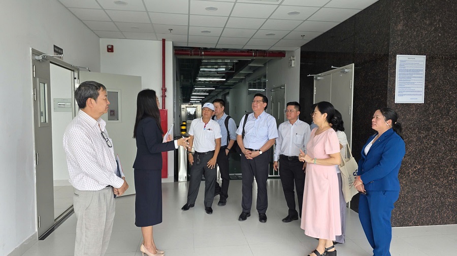 Đoàn HAuA tham quan một góc nhà xưởng cao tầng trong KCN Long Hậu