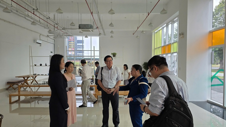 Đoàn HAuA tham quan nơi tổ chức sự kiện và trưng bày sản phẩm của Doanh nghiệp sản xuất thuộc KCN Long Hậu