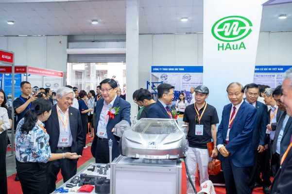 TS. Nguyễn Quân (Chủ tịch VAA) và PGS.TS. Lê Hoài Quốc (Chủ tịch HAuA) cùng đoàn VIP đến tham quan khu nhà chung của Sở Công Thương TP.HCM
