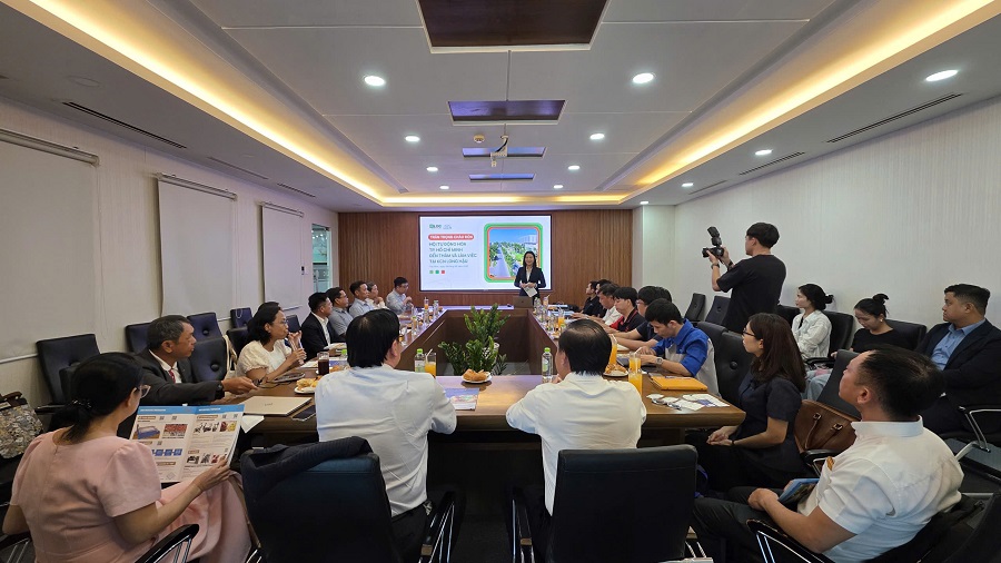 Toàn cảnh buổi làm việc tại Văn phòng Ban Quản lý Khu Công nghiệp Long Hậu