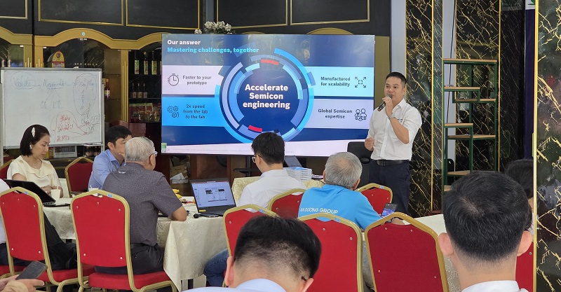 Ông Lê Thanh Liêm – Kỹ sư Kinh doanh cấp cao Bosch Rexroth Việt Nam trình bày báo cáo về giải pháp toàn diện cho ngành bán dẫn.
