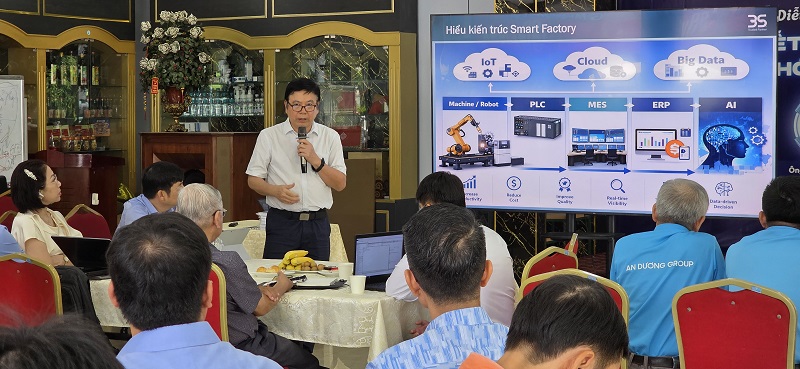 Ông Võ Văn Bé Sáu – Giám đốc Công ty TNHH Phần mềm 3S trình bày về kết nối đồng bộ giữa các nền tảng trong sản xuất thông minh.