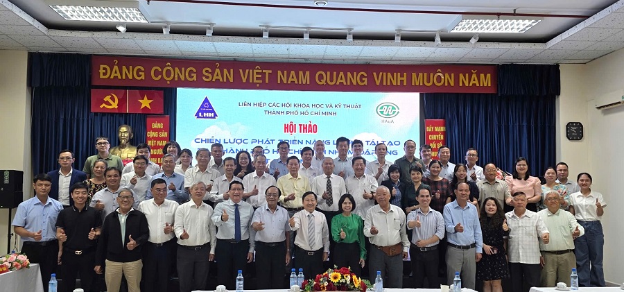 Các diễn giả và khách mời cùng chụp hình lưu niệm tại hội thảo