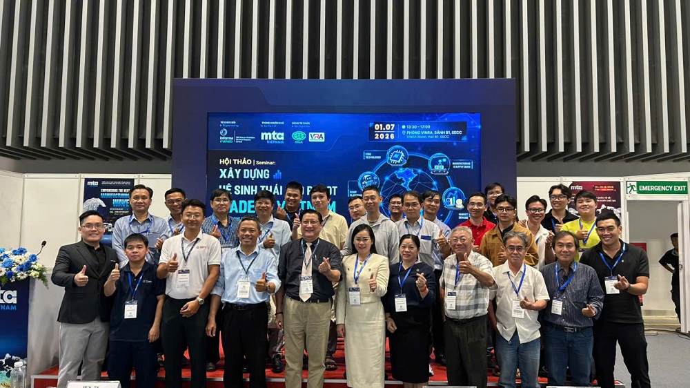Phát triển hệ sinh thái cho Robot Made in Vietnam 3 Dien gia va khach moi cung chup hinh luu niem