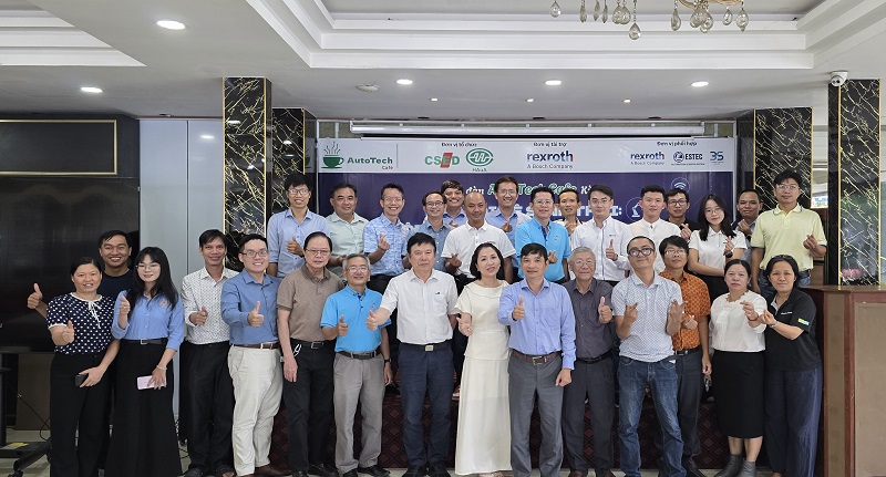Diễn giả và khách tham dự cùng chụp hình lưu niệm