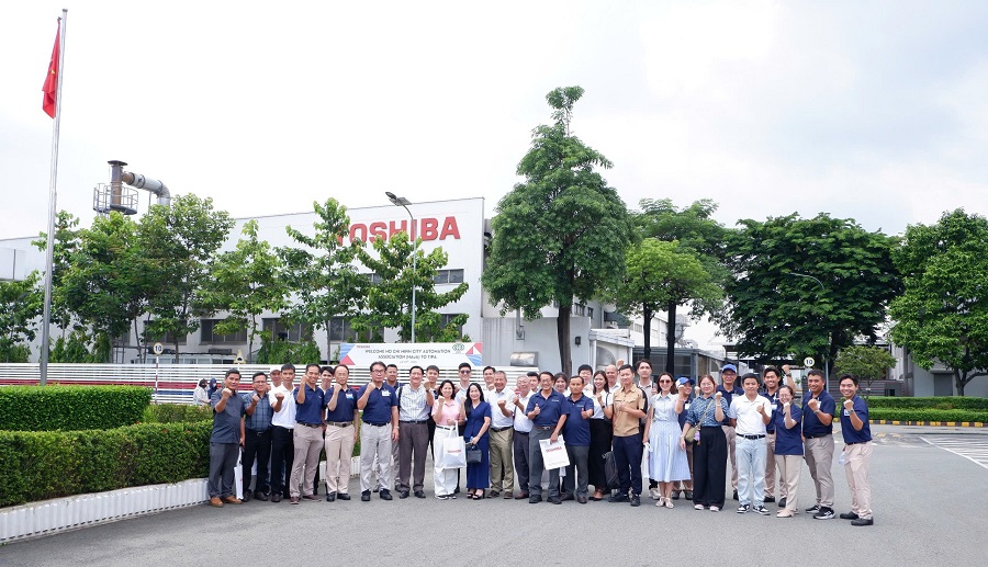 Khám phá dây chuyền sản xuất hiện đại tại Toshiba Asia 1 Doan HAuA chup hinh luu niem tai nha may TOSHIBA