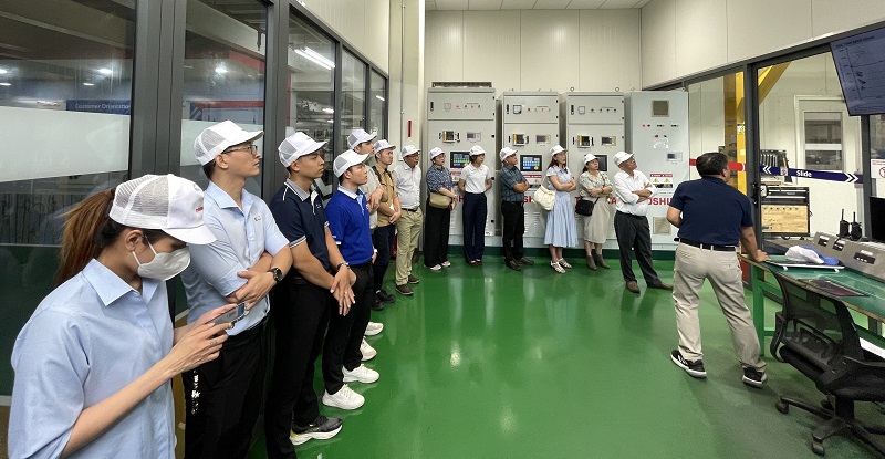 Khám phá dây chuyền sản xuất hiện đại tại Toshiba Asia 5 Doan HAuA duoc gioi thieu ve quy trinh kiem tra chat luong san pham tai phong Lab cua nha may