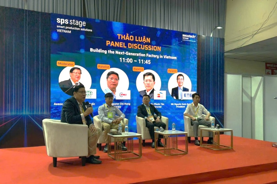 AI, Robot và Tự động hóa: Nền tảng cho nhà máy thế hệ mới 3 PGS.TS . Le Hoai Quoc va cac dien gia cung thao luan voi khach moi tham du hoi thao