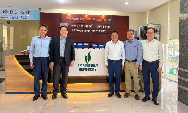 Kết nối đào tạo với thực tiễn: HAuA gặp gỡ Đại học Dầu khí Việt Nam 1 Chủ tịch và Phó Chủ tịch Hội Tự động hóa TP.HCM chụp ảnh lưu niệm cùng TS. Lê Quốc Phong – Phó Hiệu trưởng (giữa), PGS.TS. Vũ Minh Hùng – Trưởng khoa Khoa học Cơ bản (ngoài cùng bên phải) và TS. Trương Thanh Tuấn - Trưởng phòng Đối ngoại & Khoa học và Công nghệ (ngoài cùng bên trái).