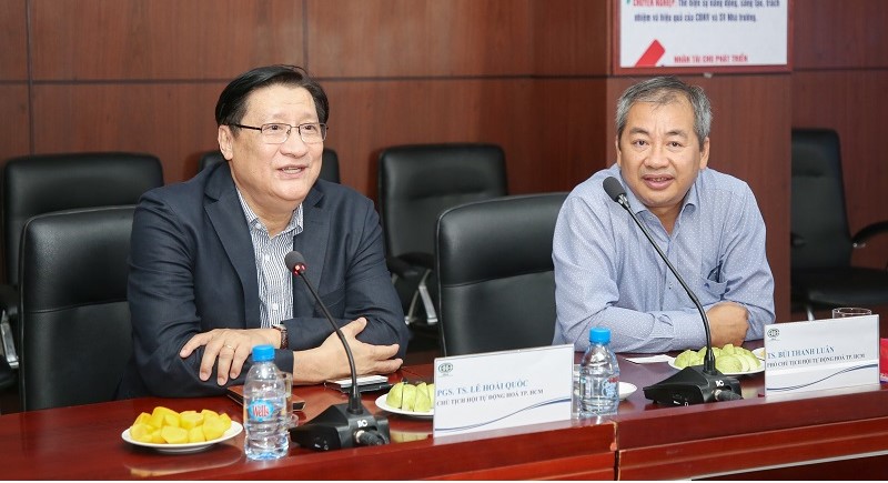 Kết nối đào tạo với thực tiễn: HAuA gặp gỡ Đại học Dầu khí Việt Nam 3 PGS.TS. Lê Hoài Quốc – Chủ tịch và TS. Bùi Thanh Luân – Phó Chủ tịch Hội chia sẻ cơ hội hợp tác giữ Hội và Trường.