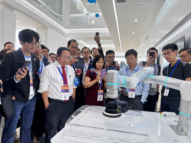ROBOTECH Asia 2026: Tiếp cận công nghệ và cơ hội giao thương 4 Đoàn công tác được giới thiệu về sản phẩm Robot của FLEXIV